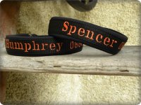 Halsband mit besticktem Namen