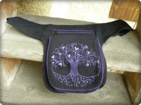 Seitentasche schwarz Lebensbaum lila M