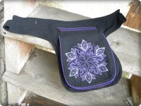 Seitentasche schwarz Blume lila L