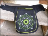 Seitentasche schwarz Mandala grün M